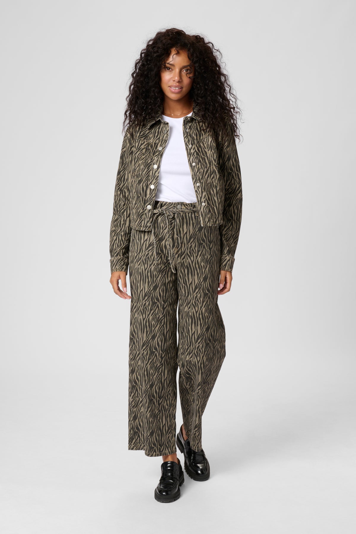 KAleondra HW Straight Jeans Feather Gray / Black Animal - 10510139