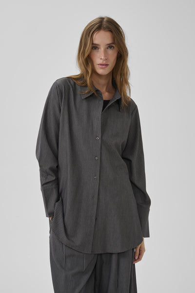 22 THE PINSTRIPED SHIRT Gråmelerad m. ränder - 10959 - 10705633 Thumbnail