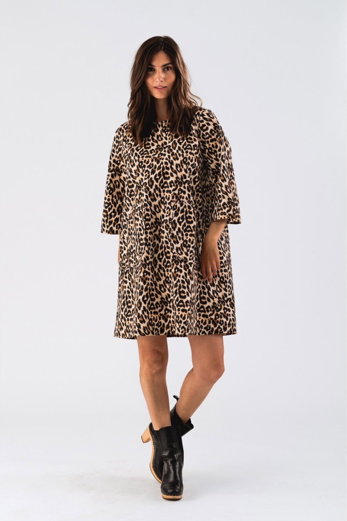 CarlaLL Kort Klänning SS 72 Leopardmönstrad - 90056-3011