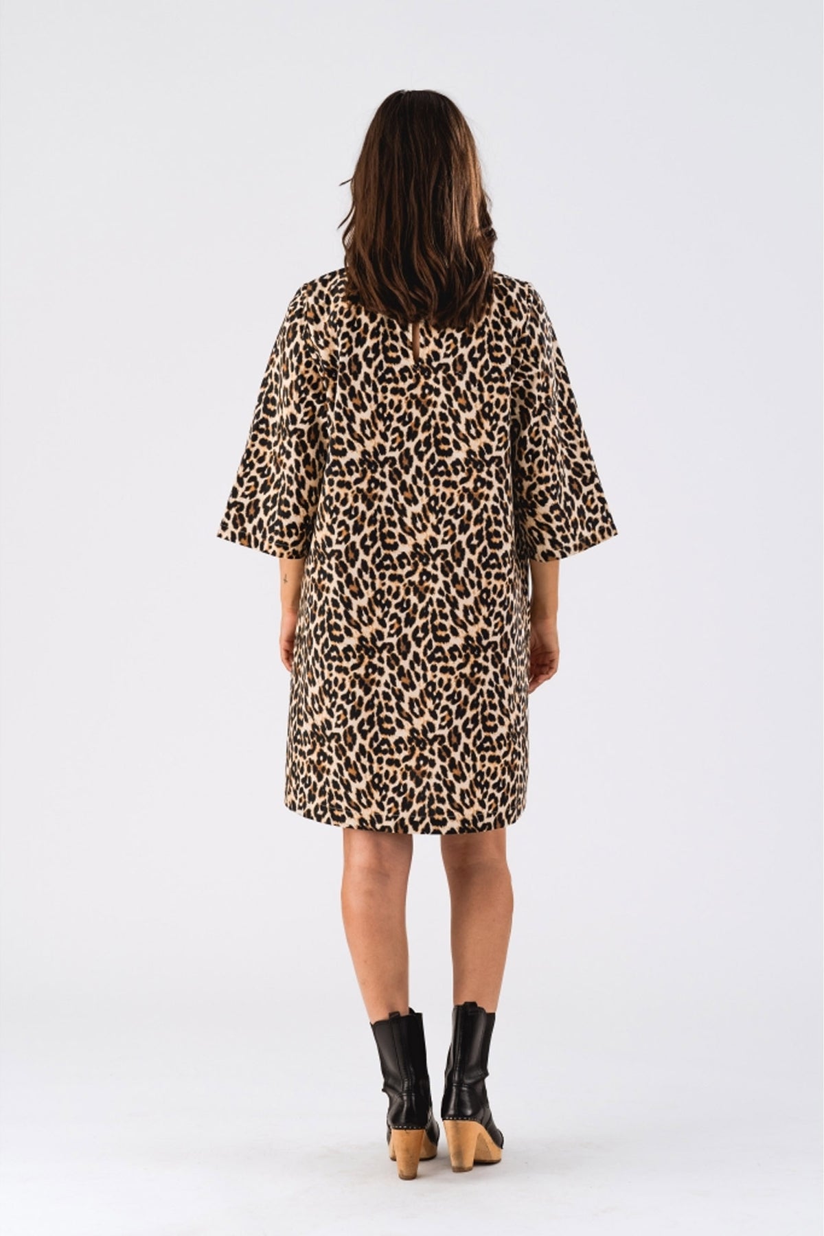CarlaLL Kort Klänning SS 72 Leopardmönstrad - 90056-3011