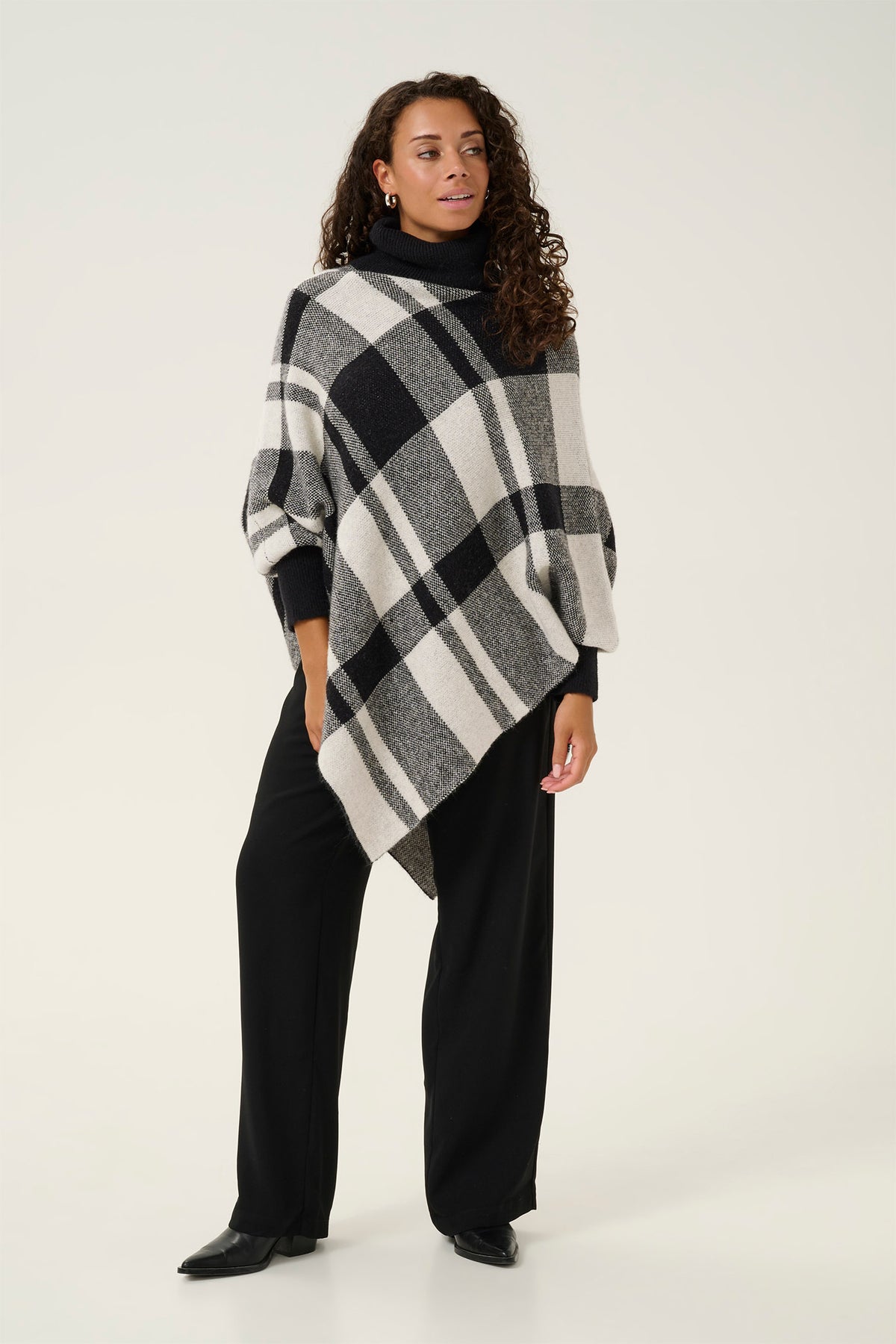 CRLivia Stickad Poncho Svartvit Rutig - 10613539