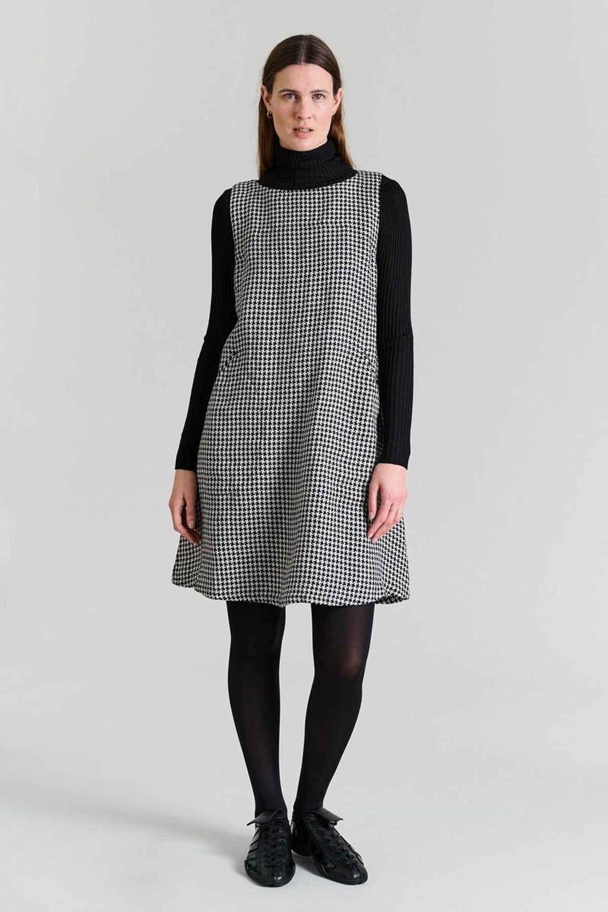 Chesu ärmlös klänning BLACK/IVORY PEPITA - 256-2435-5297