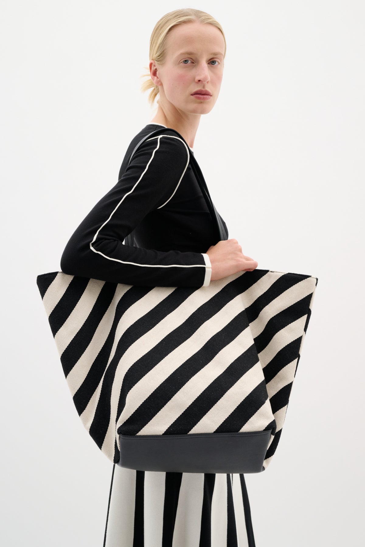 AileyIW Shopper Whisper White / Black - 30110710