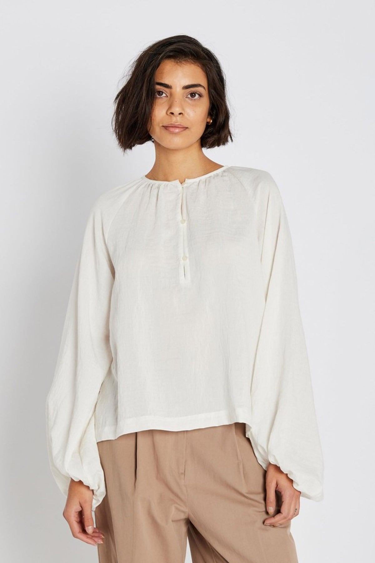 539HMMirla blus 02 Off white - HM1303