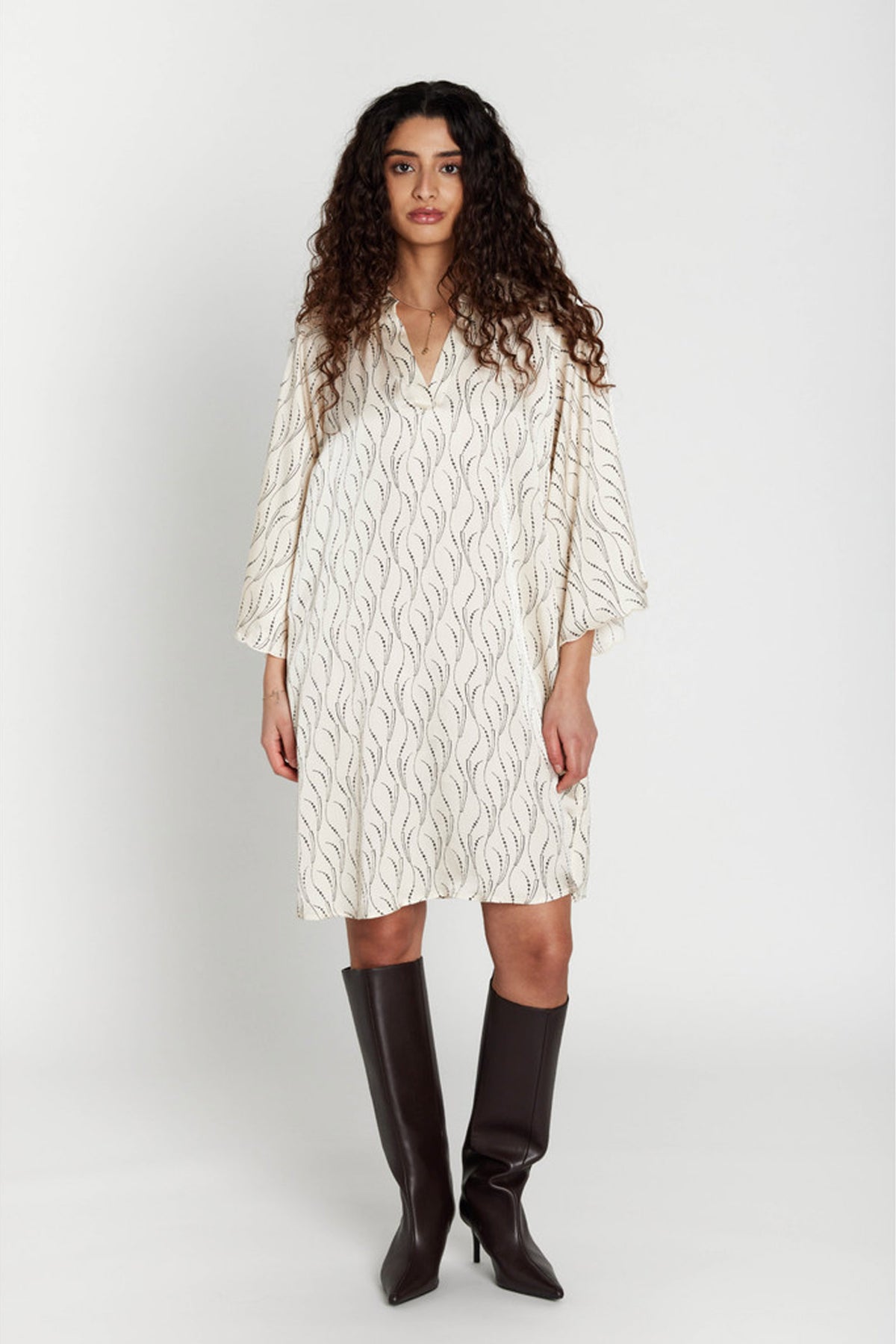 AcaraBBWendisa dress Wavy print Vit creme - BBW5027