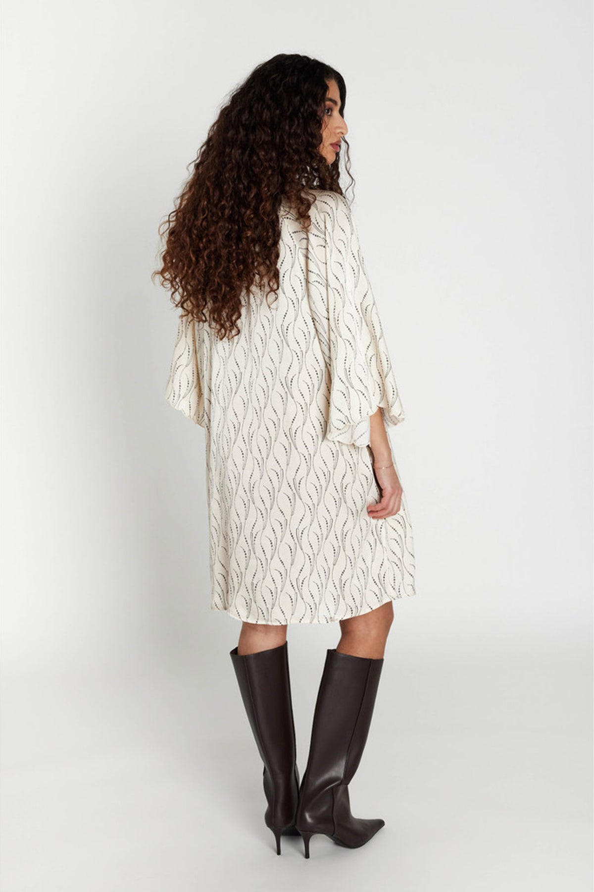 AcaraBBWendisa dress Wavy print Vit creme - BBW5027