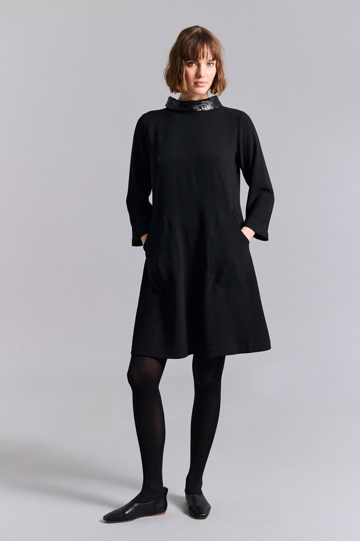 Nima crepe-klänning med krage Black - 259-2453-5487