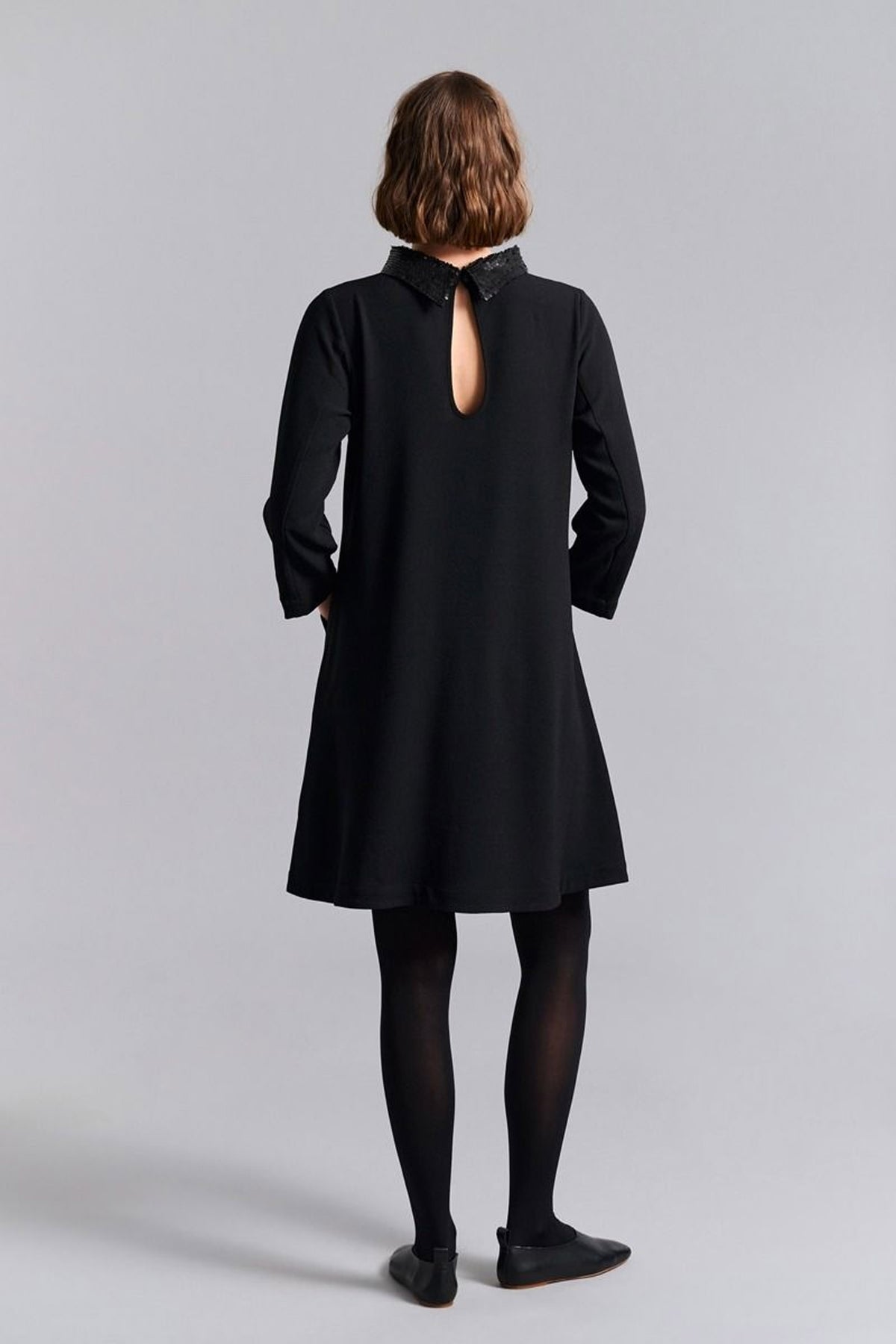 Nima crepe-klänning med krage Black - 259-2453-5487