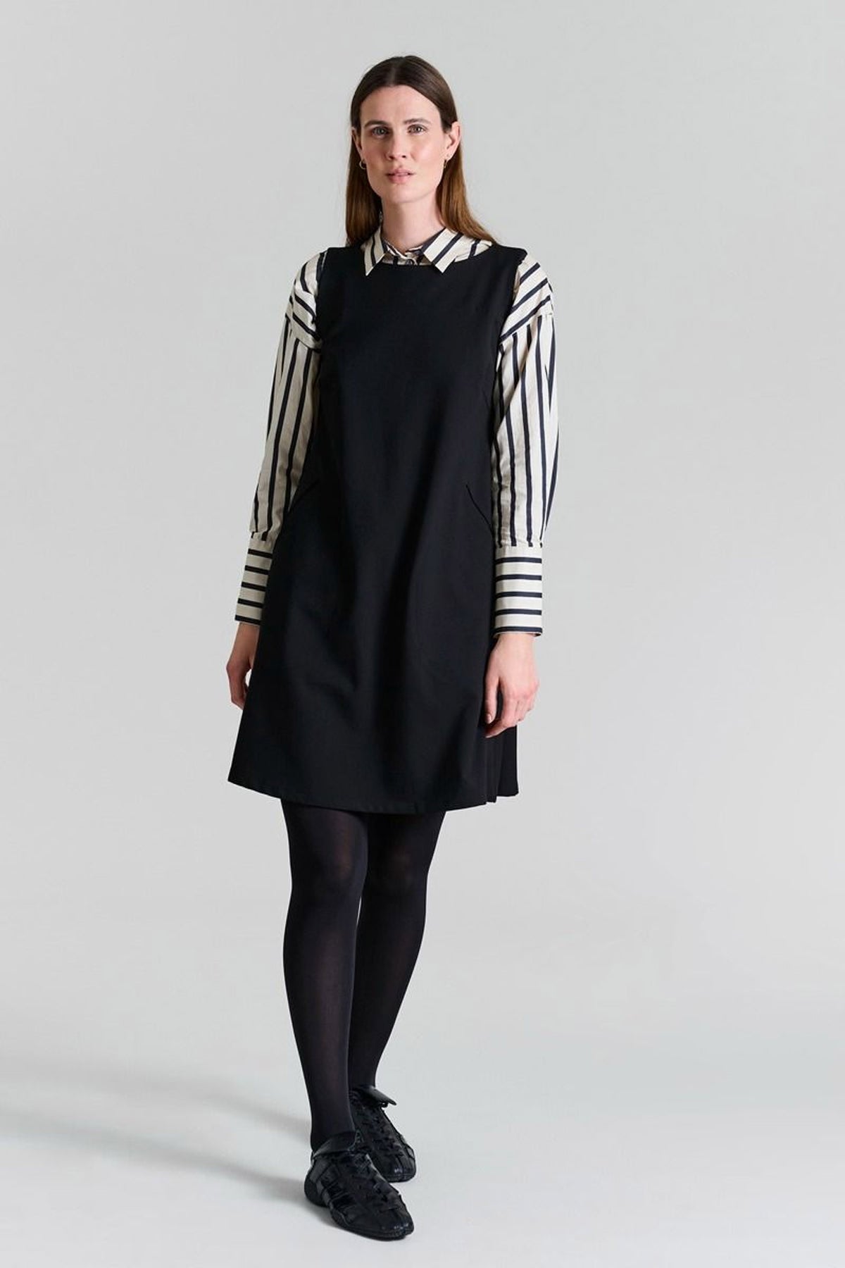 Noru ärmlös klänning Black - 257-2440-5376
