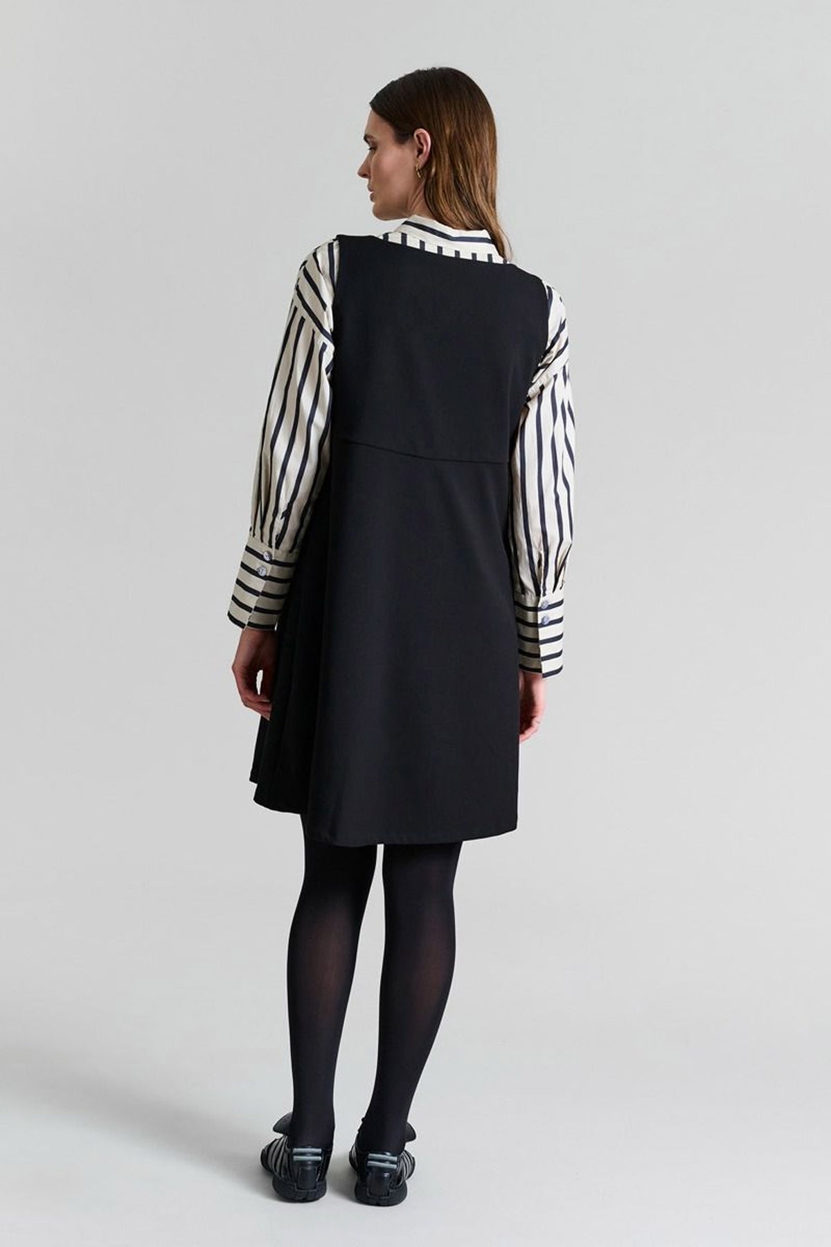 Noru ärmlös klänning Black - 257-2440-5376